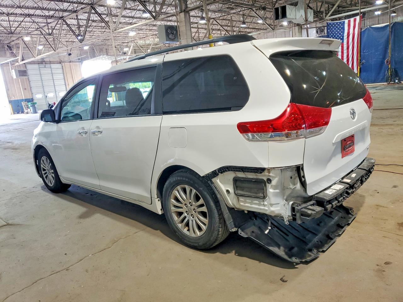 2014 Toyota Sienna Xle 8-Passenger - Фото 2