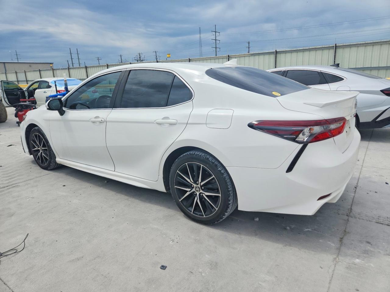2021 Toyota Camry - Фото 2