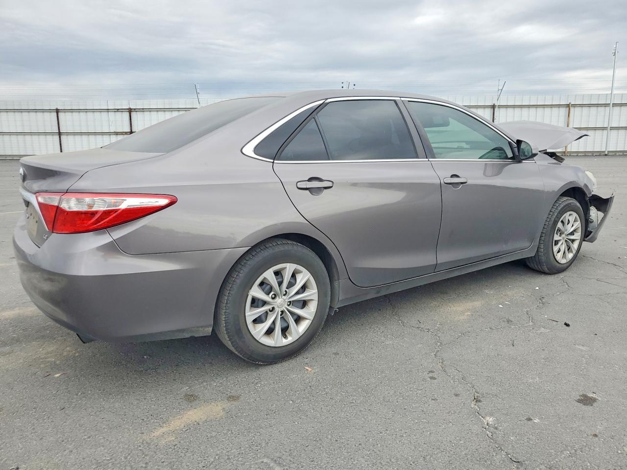 2017 Toyota Camry Le - Фото 3
