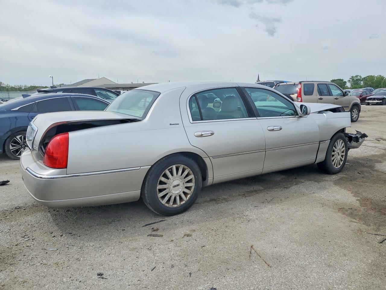 2003 Lincoln Town Car Executive - Фото 3