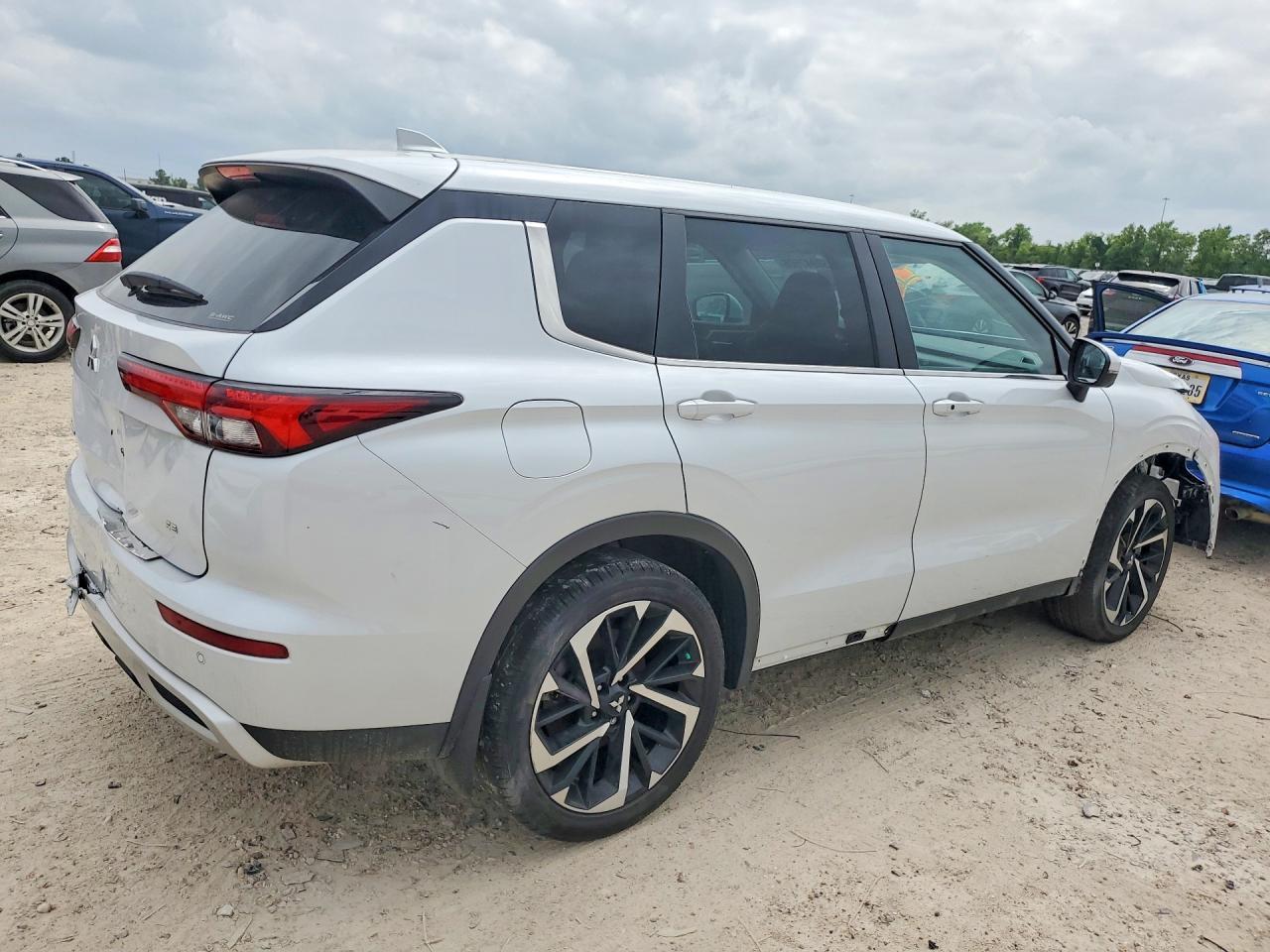 2023 Mitsubishi Outlander Se - Image 3