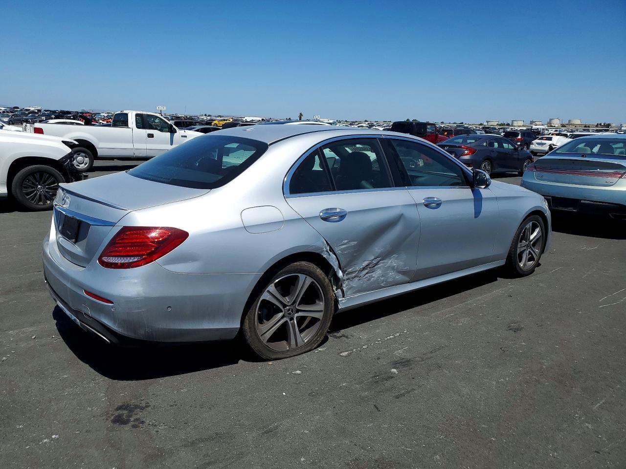 2019 Mercedes-Benz E 300 - Фото 3
