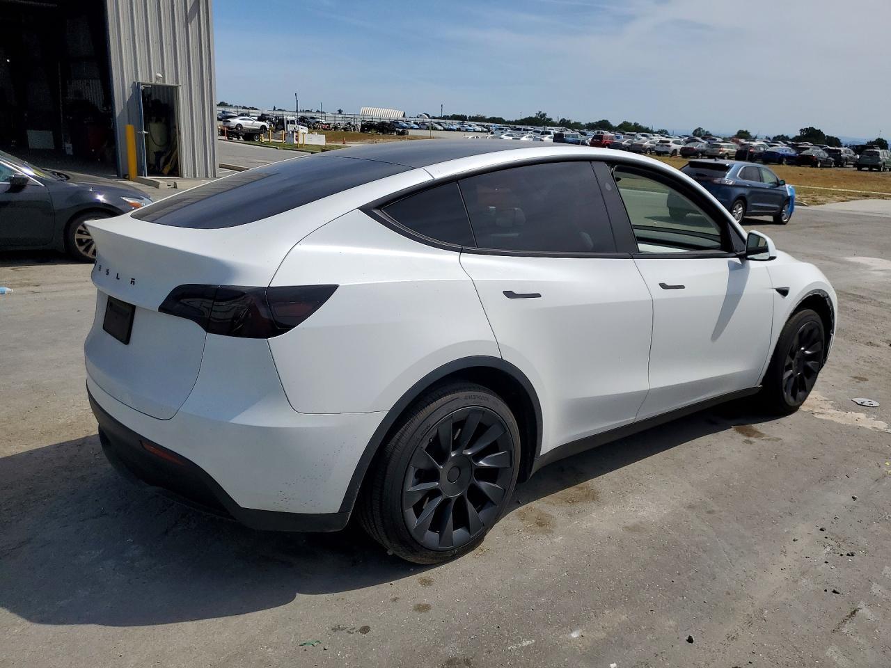2023 Tesla Model Y - Фото 3