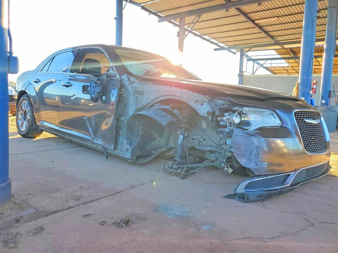 2016 Chrysler 300 Limited - Image 4