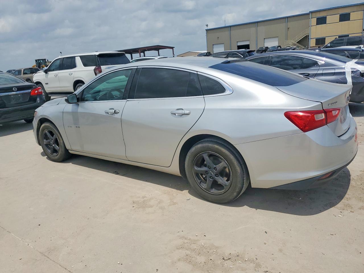 2016 Chevrolet Malibu Ls - Фото 2