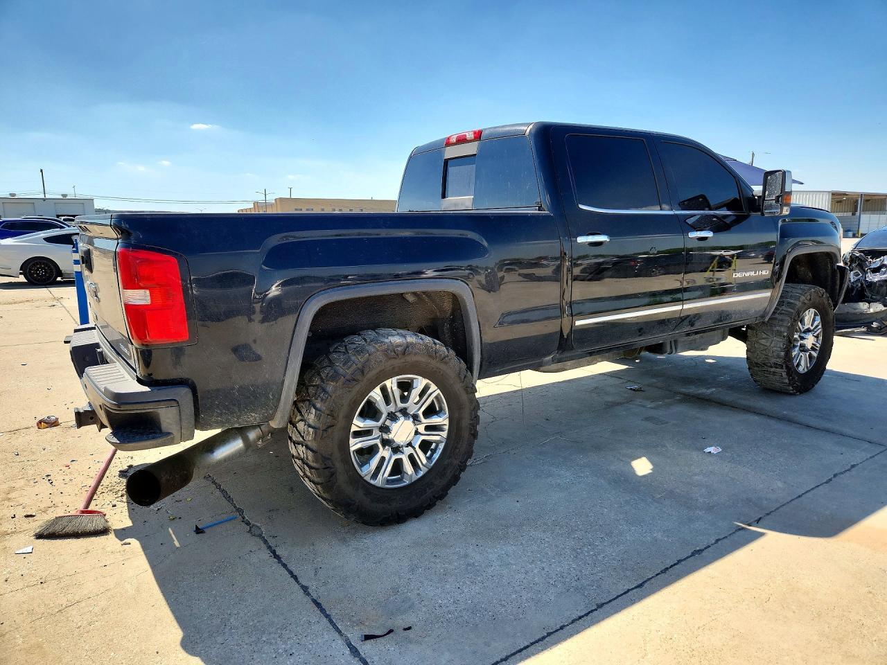 2016 GMC Sierra K2500 Denali - Image 3