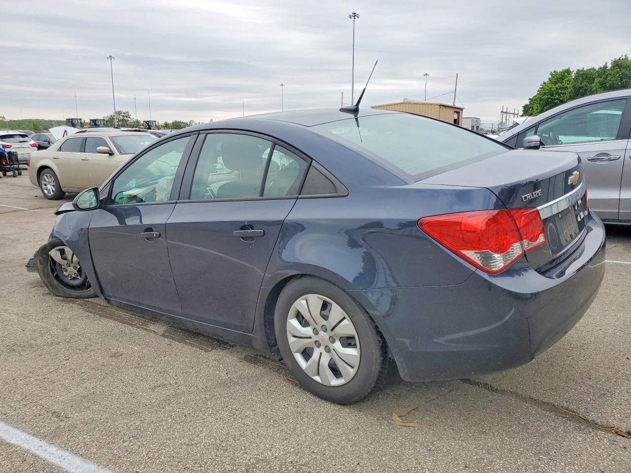2014 Chevrolet Cruze Ls - Image 2
