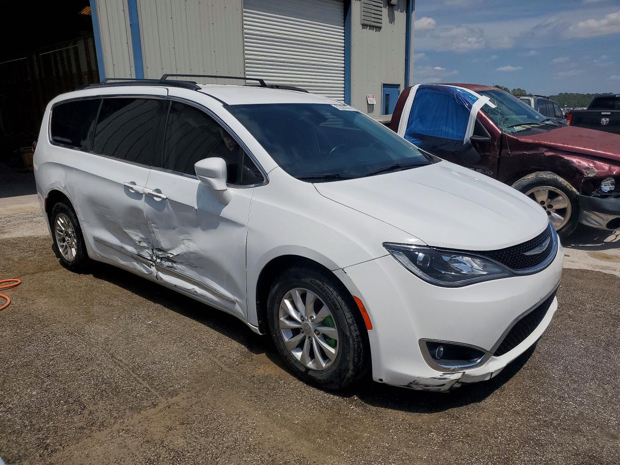2017 Chrysler Pacifica Touring L - Image 4