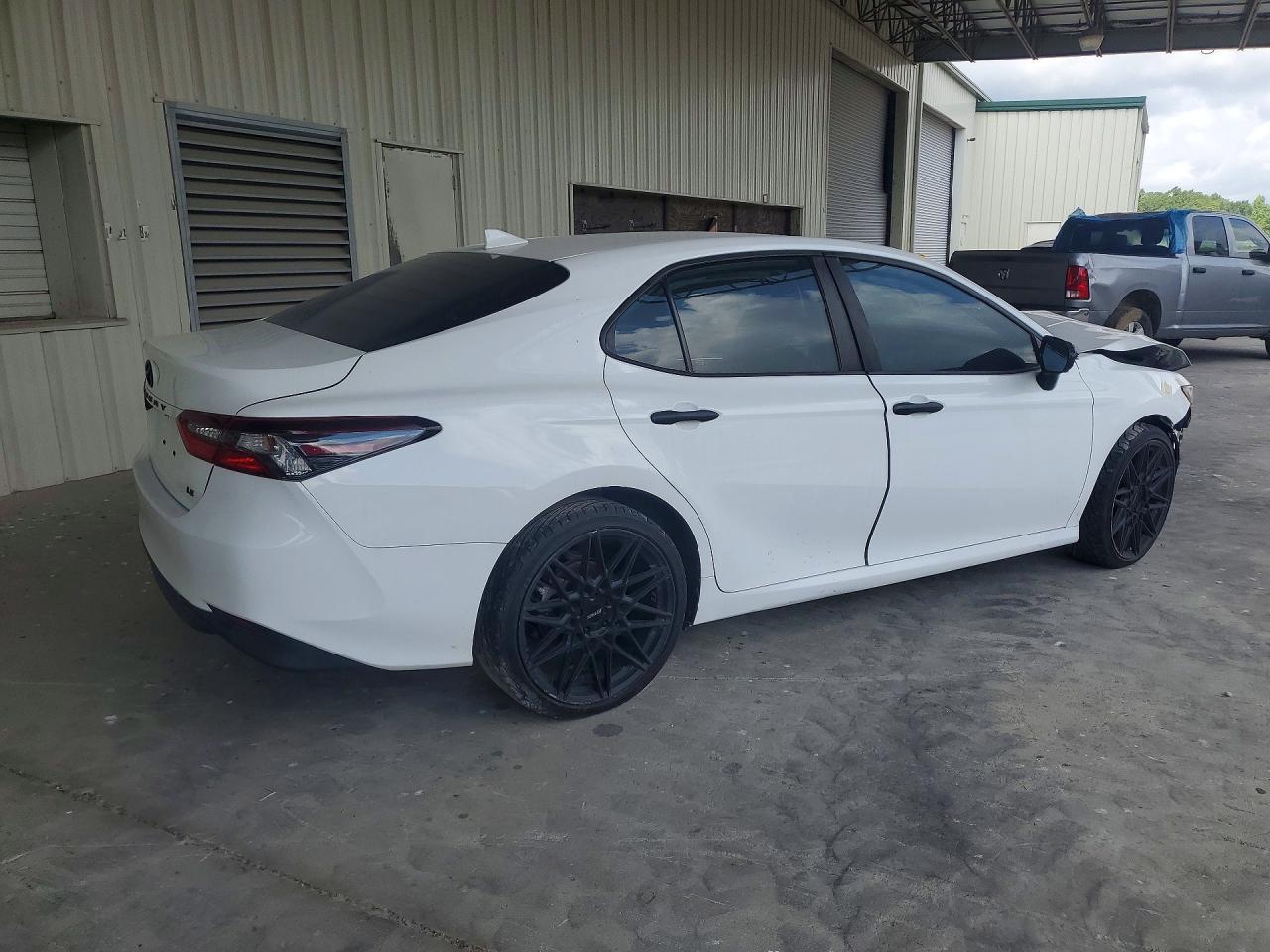 2021 Toyota Camry Le - Фото 3
