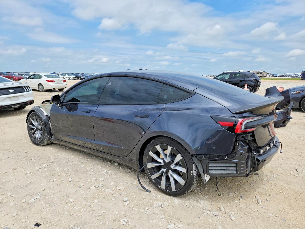 2024 Tesla Model 3 - Фото 2