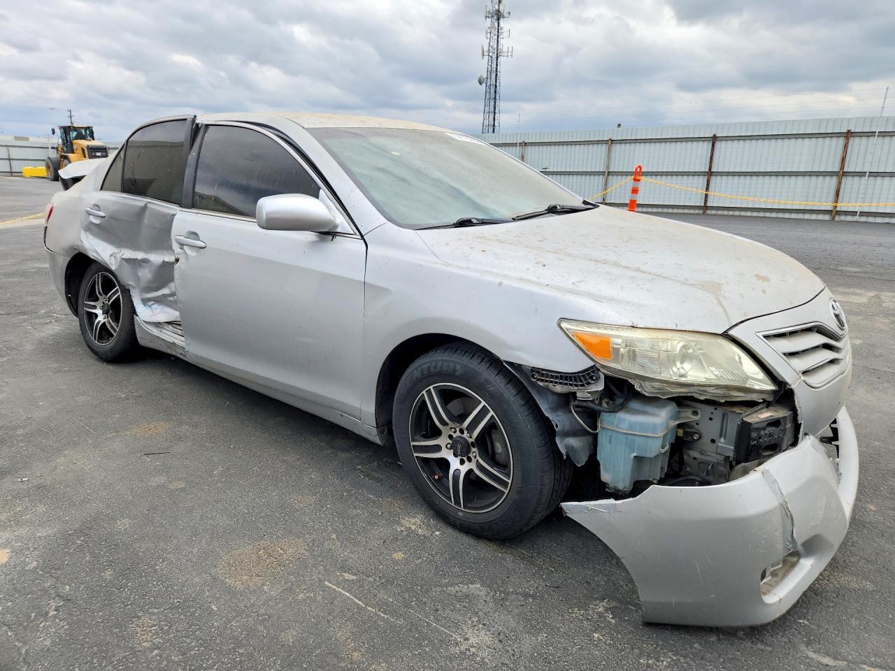 2010 Toyota Camry Le - Фото 4