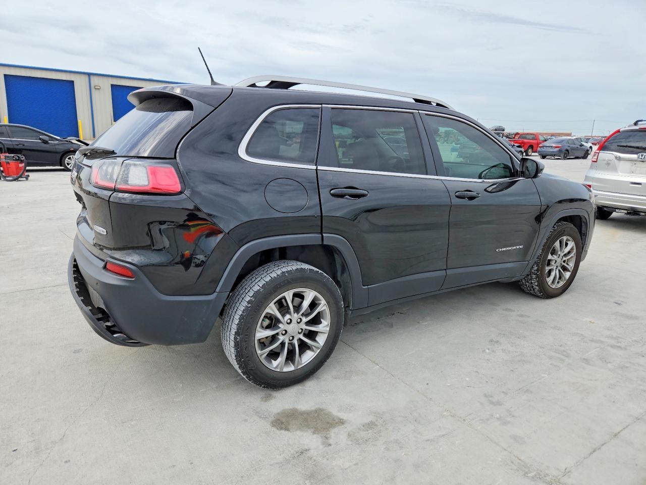2021 Jeep Cherokee Latitude Lux - Image 3