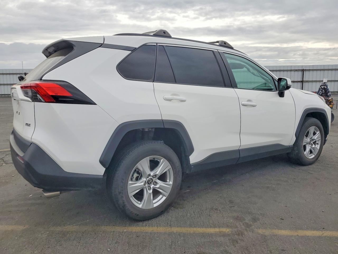 2021 Toyota Rav4 Xle - Image 3
