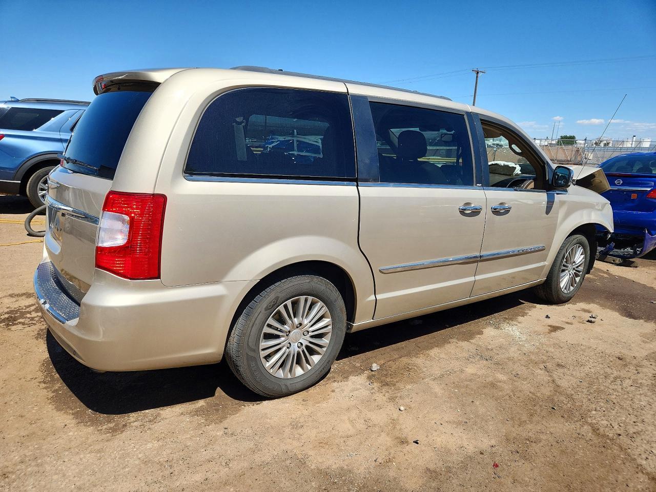 2013 Chrysler Town & Country Touring L - Фото 3