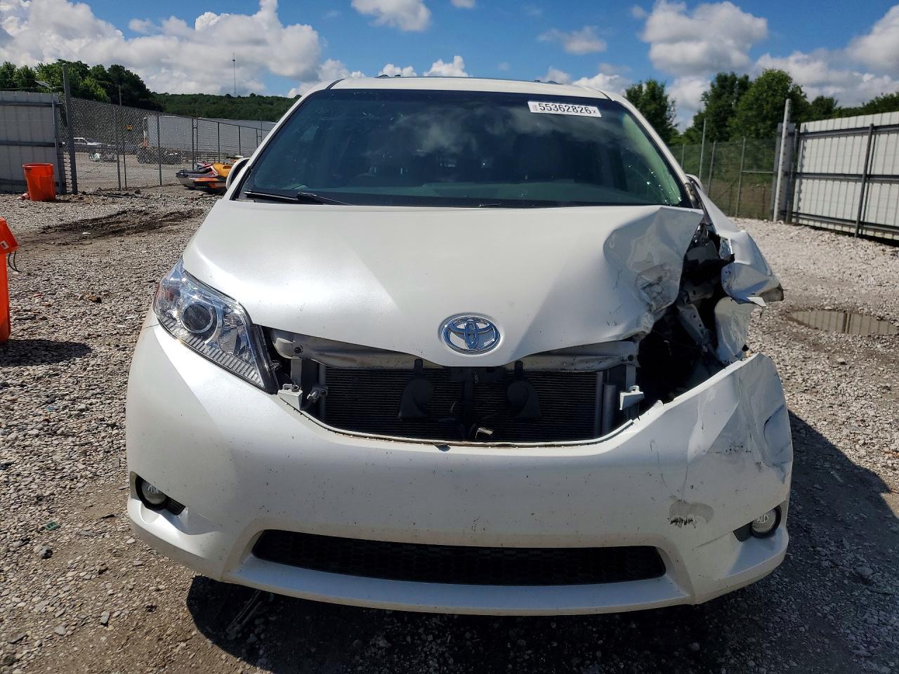 2017 Toyota Sienna Xle Premium 8-Passenger - Image 5