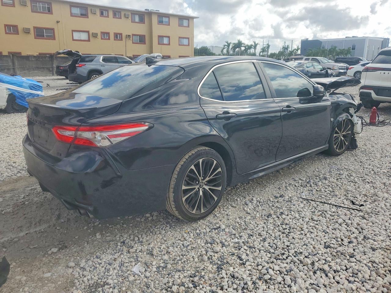 2019 Toyota Camry Se - Фото 3