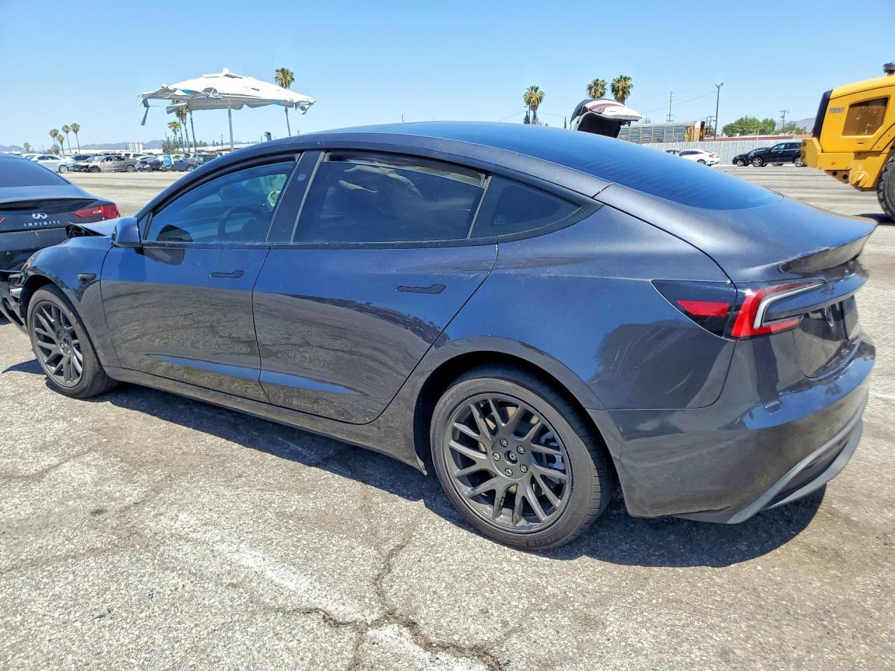 2025 Tesla Model 3 - Фото 2