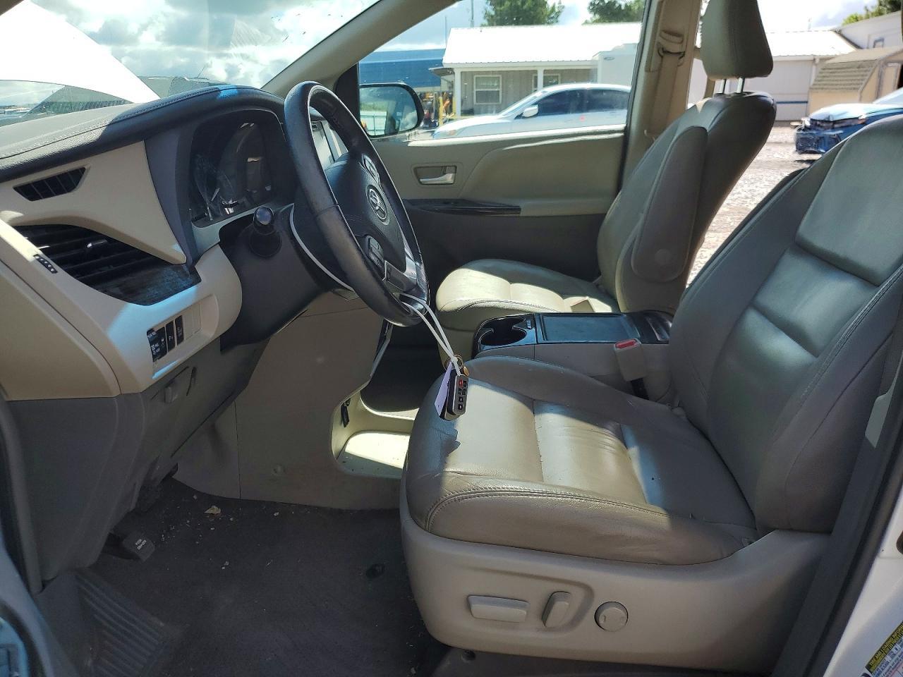 2017 Toyota Sienna Xle Premium 8-Passenger - Image 7