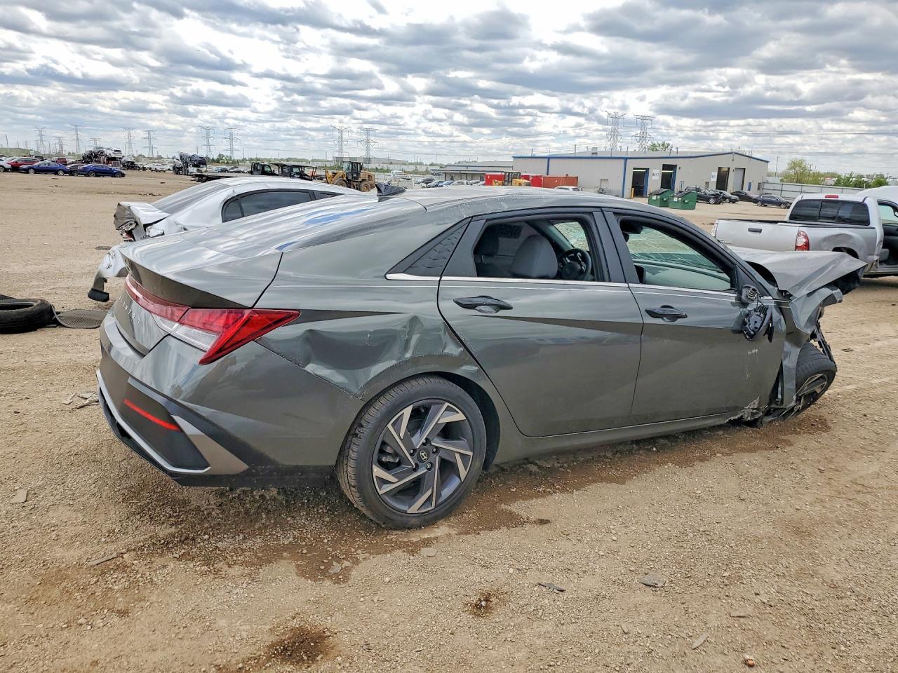 2025 Hyundai Elantra Sel - Image 3