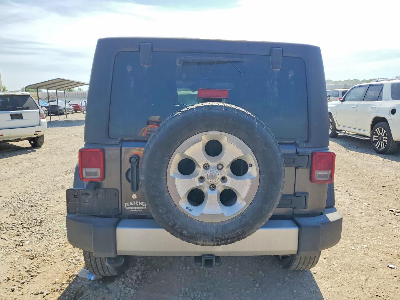 2014 Jeep Wrangler Unlimited Sahara - Image 6