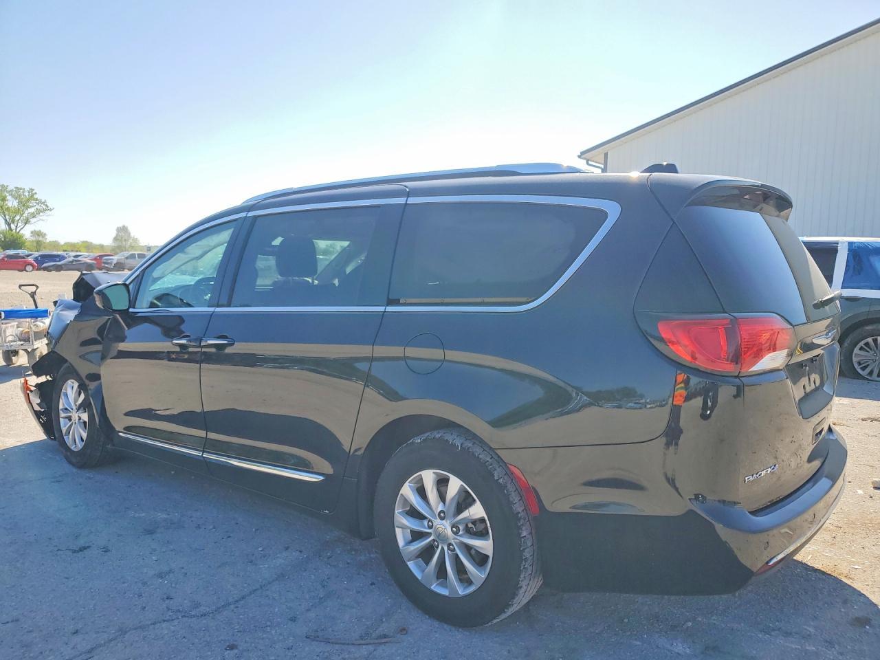 2018 Chrysler Pacifica Touring L - Image 2