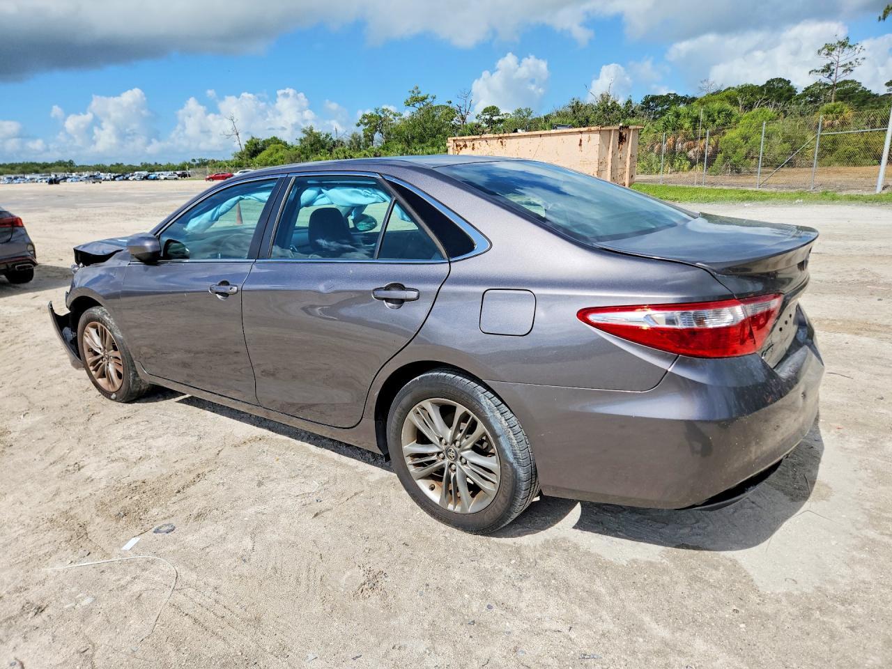 2017 Toyota Camry Se - Фото 2