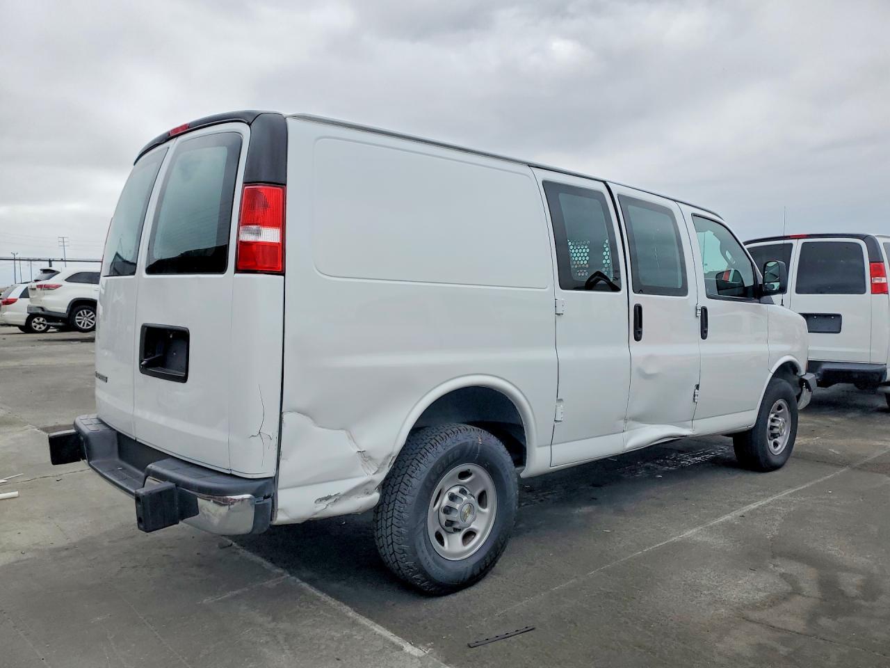 2024 Chevrolet Express G2500 - Cargo Van *** Clean Title * Prior Fleet *** - Фото 3