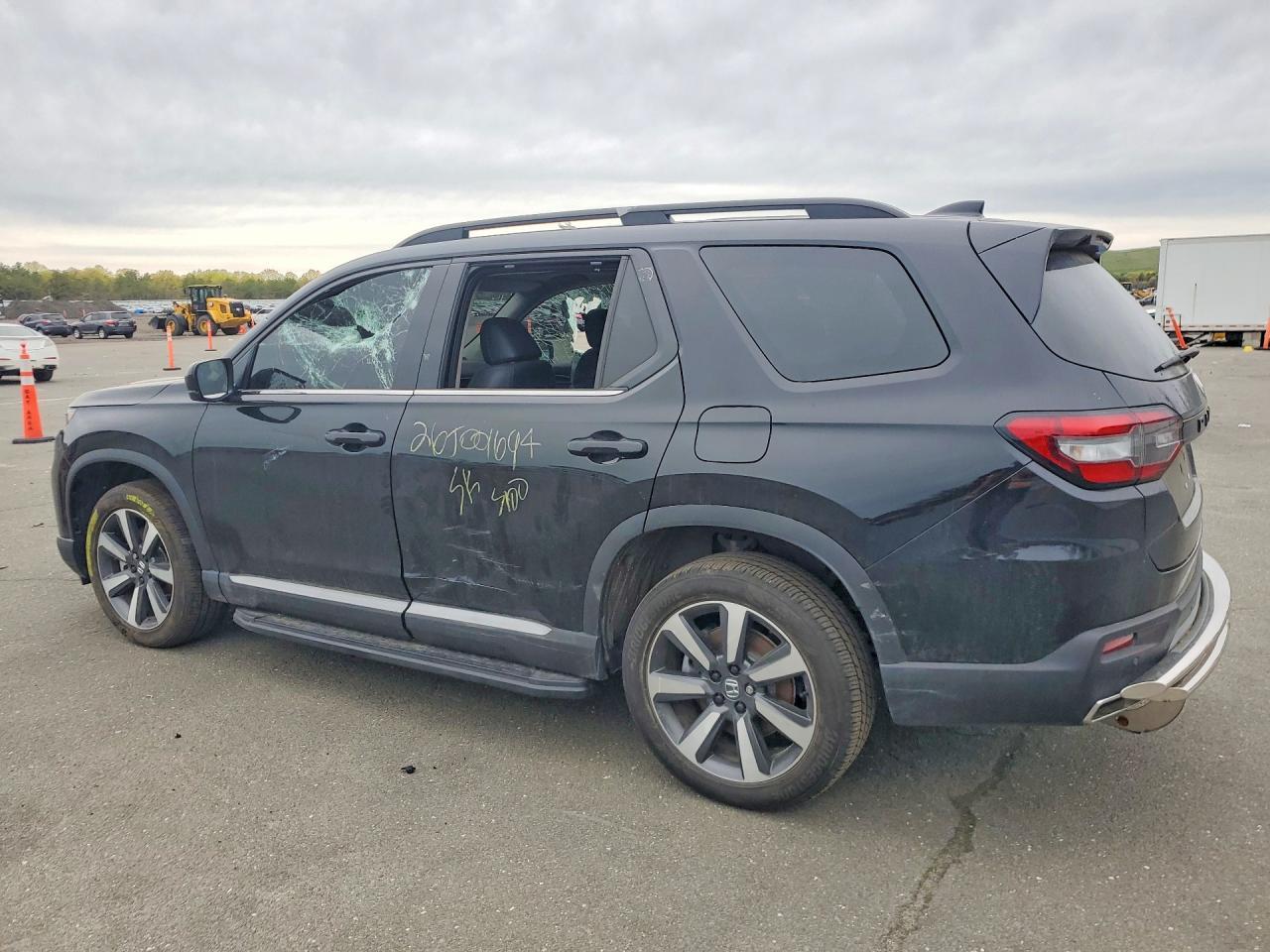 2025 Honda Pilot Touring - Image 2