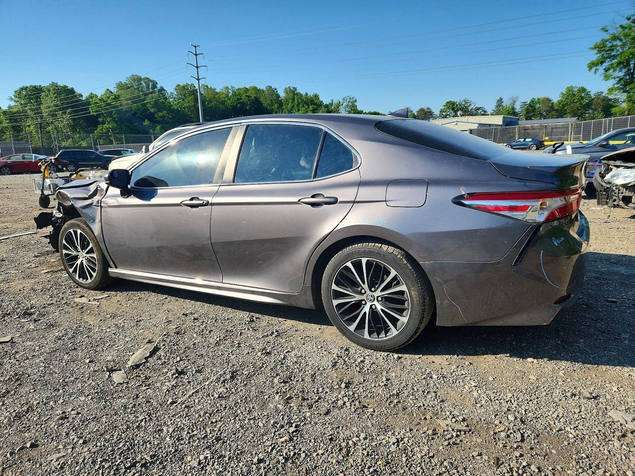 2020 Toyota Camry Se - Фото 2