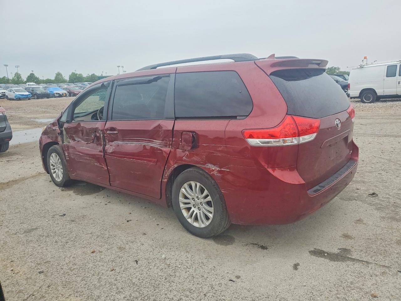 2013 Toyota Sienna - Фото 2