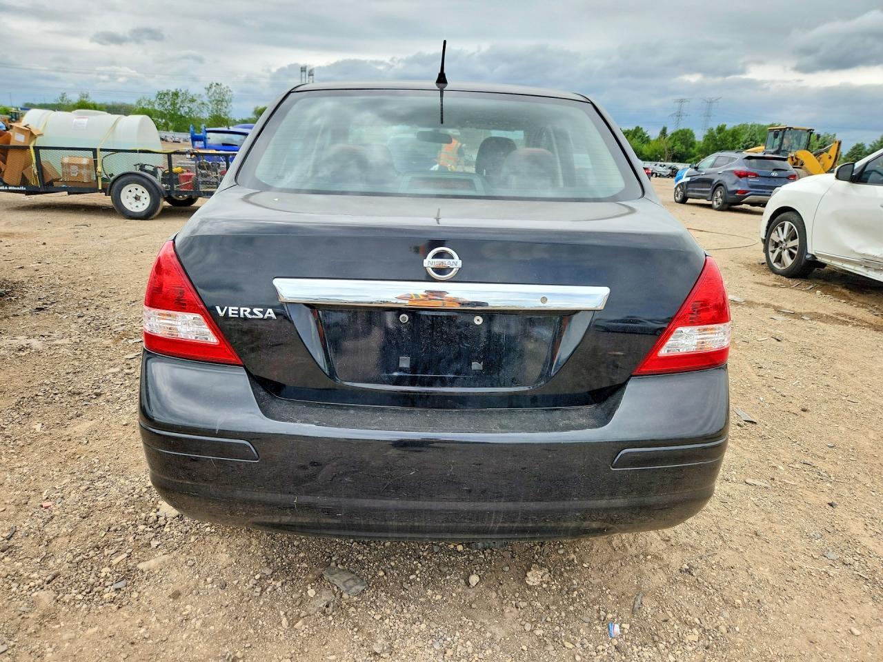 2011 Nissan Versa 1.8 S - Image 6