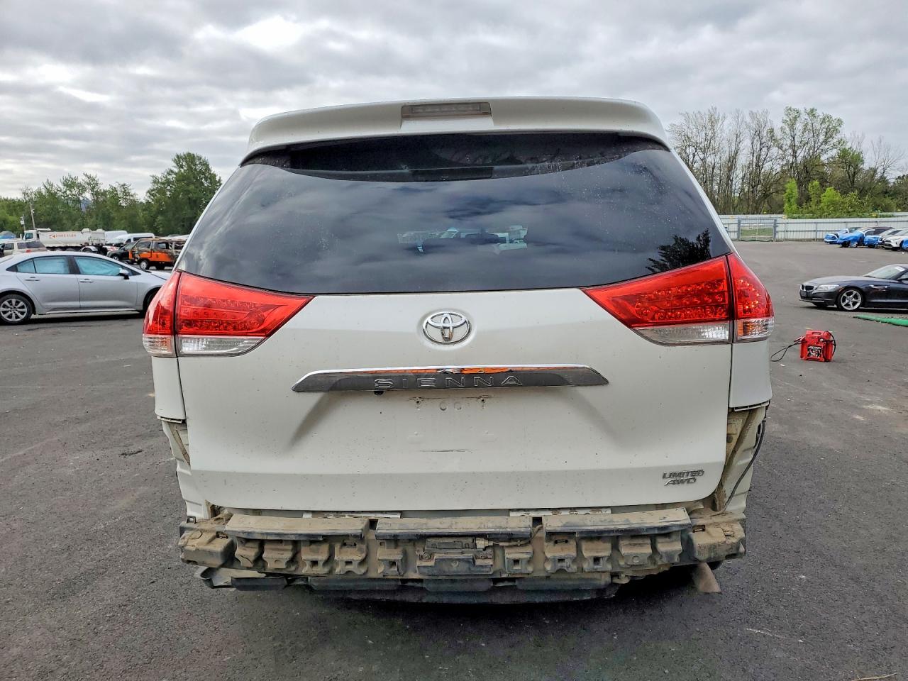 2012 Toyota Sienna Limited 7-Passenger - Фото 6