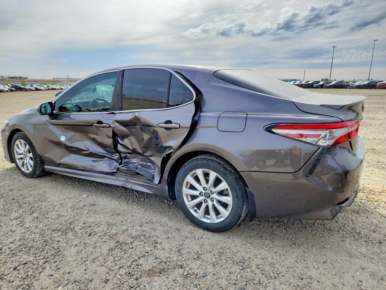 2019 Toyota Camry L - Фото 2
