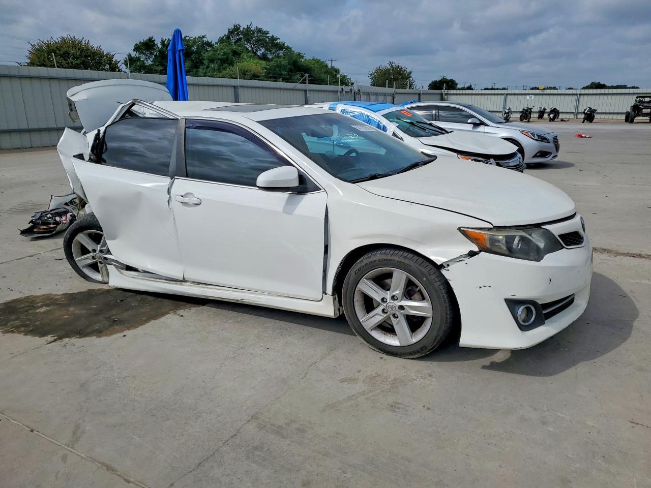 2014 Toyota Camry Se - Image 4