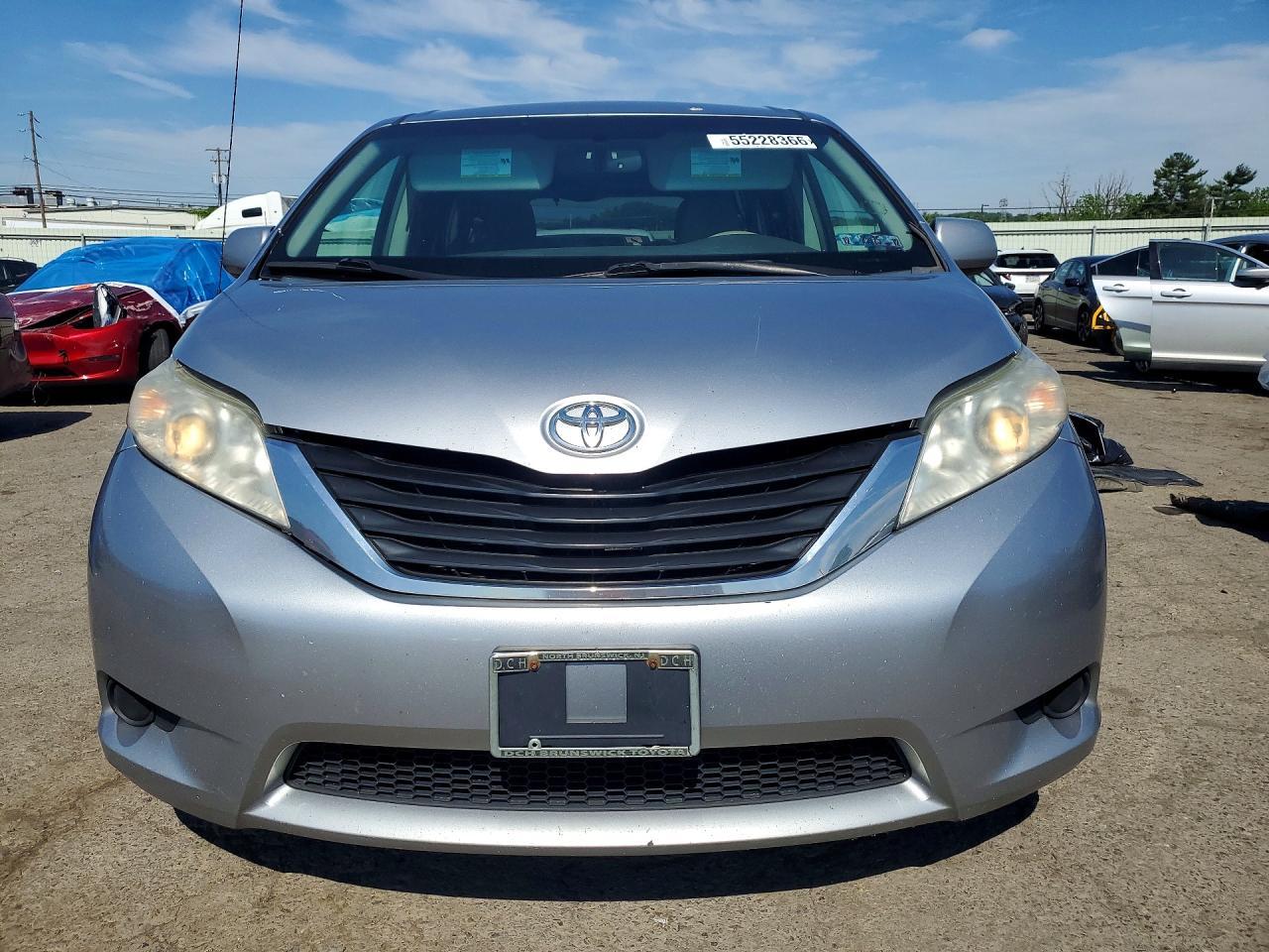 2011 Toyota Sienna Le - Image 5