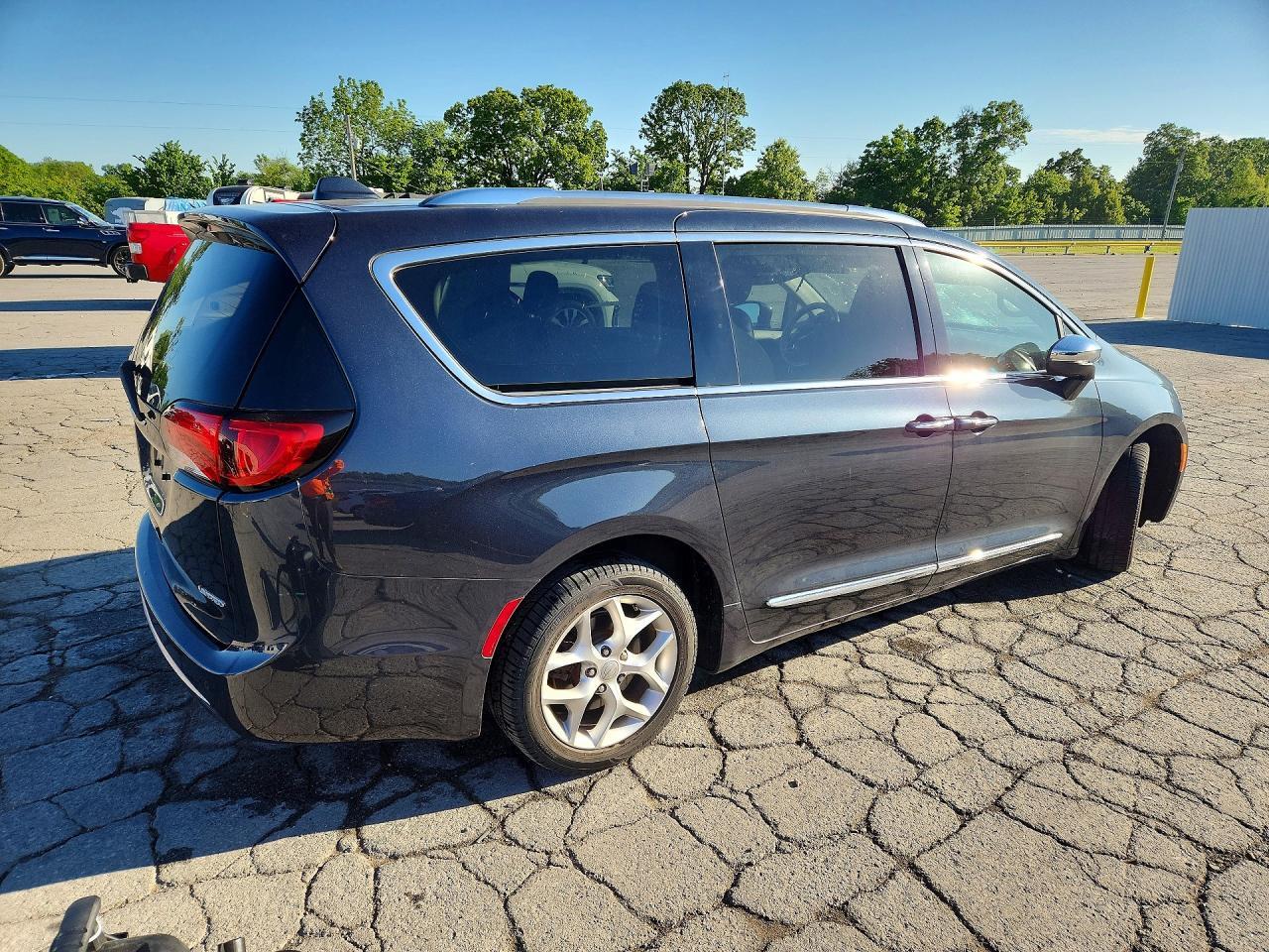 2020 Chrysler Pacifica Limited - Image 3