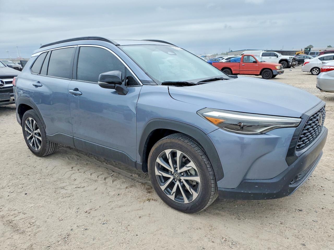 2025 Toyota Corolla Cross Xle - Image 4