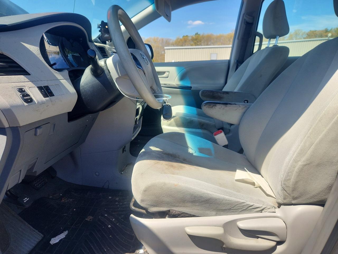 2014 Toyota Sienna L 7-Passenger - Фото 7