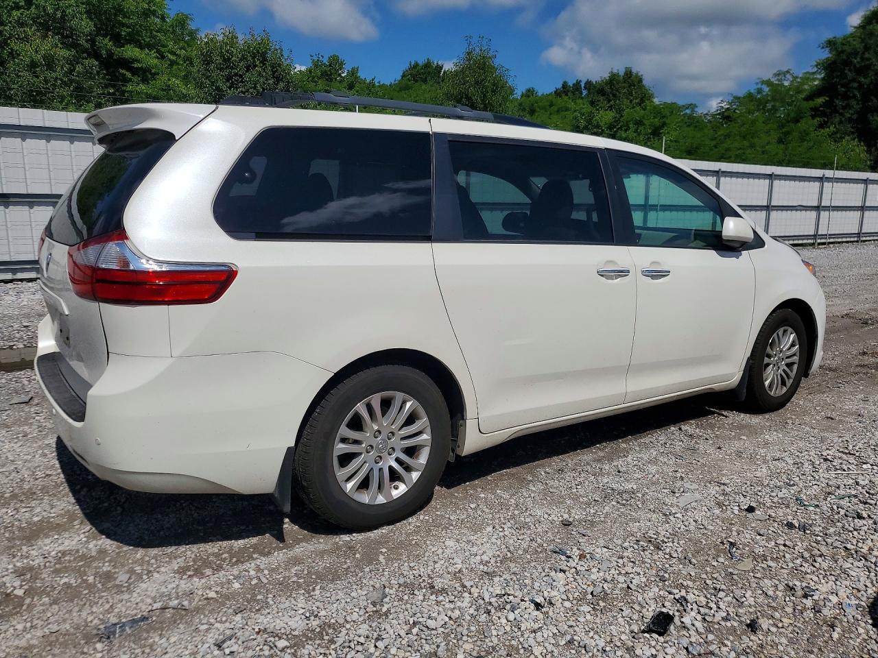 2017 Toyota Sienna Xle Premium 8-Passenger - Image 3