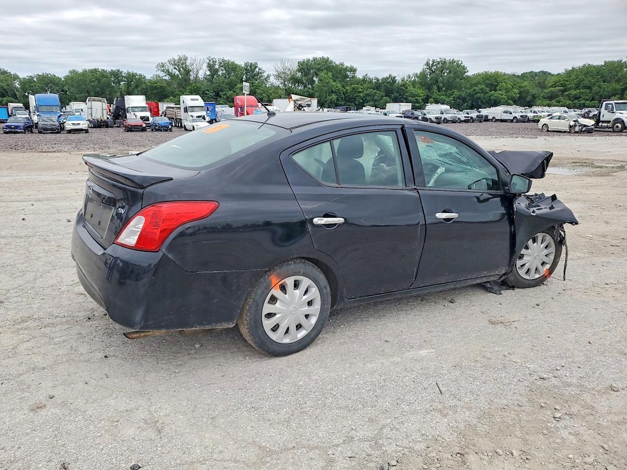 2018 Nissan Versa Sv - Фото 3