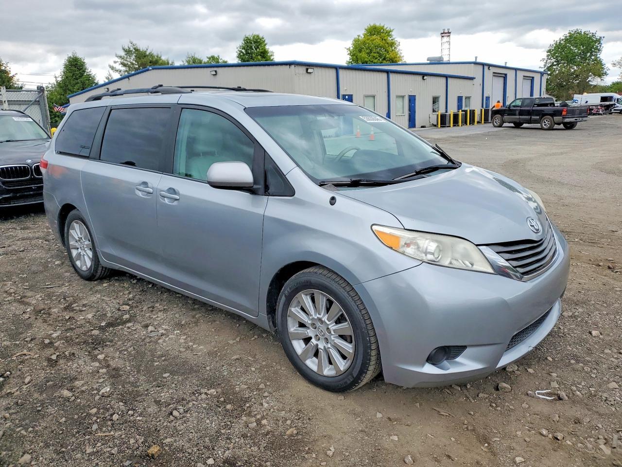 2014 Toyota Sienna Xle 7-Passenger - Фото 4