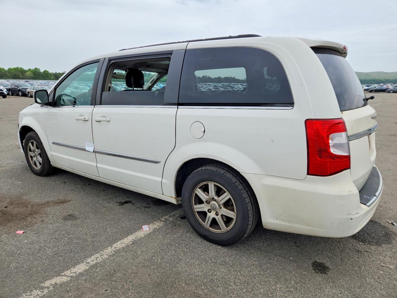2011 Chrysler Town & Country Touring - Фото 2