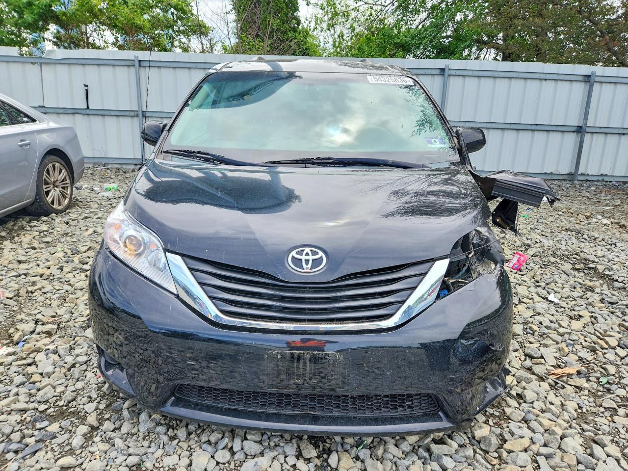 2014 Toyota Sienna Le - Image 5
