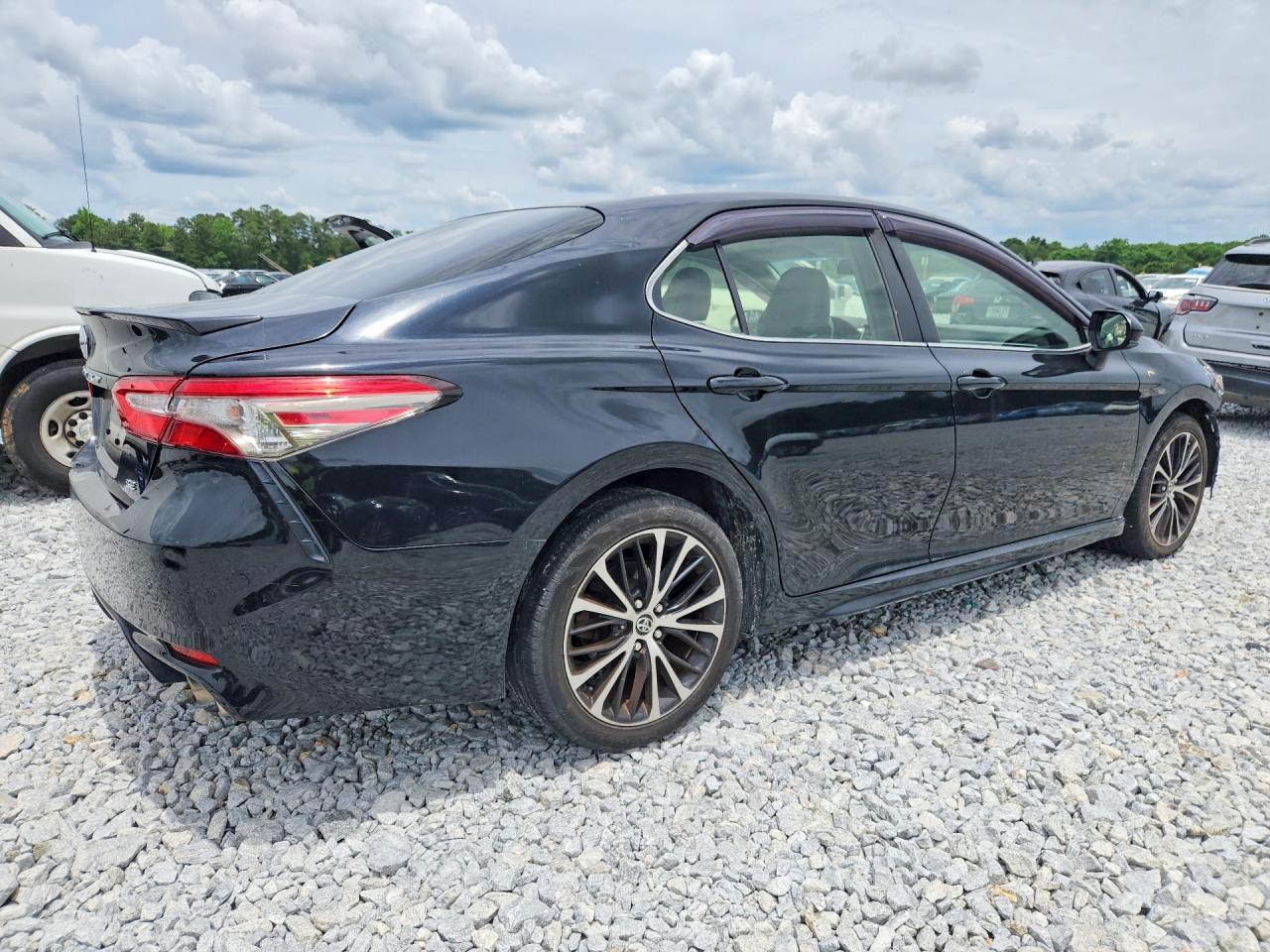 2018 Toyota Camry Se - Фото 3