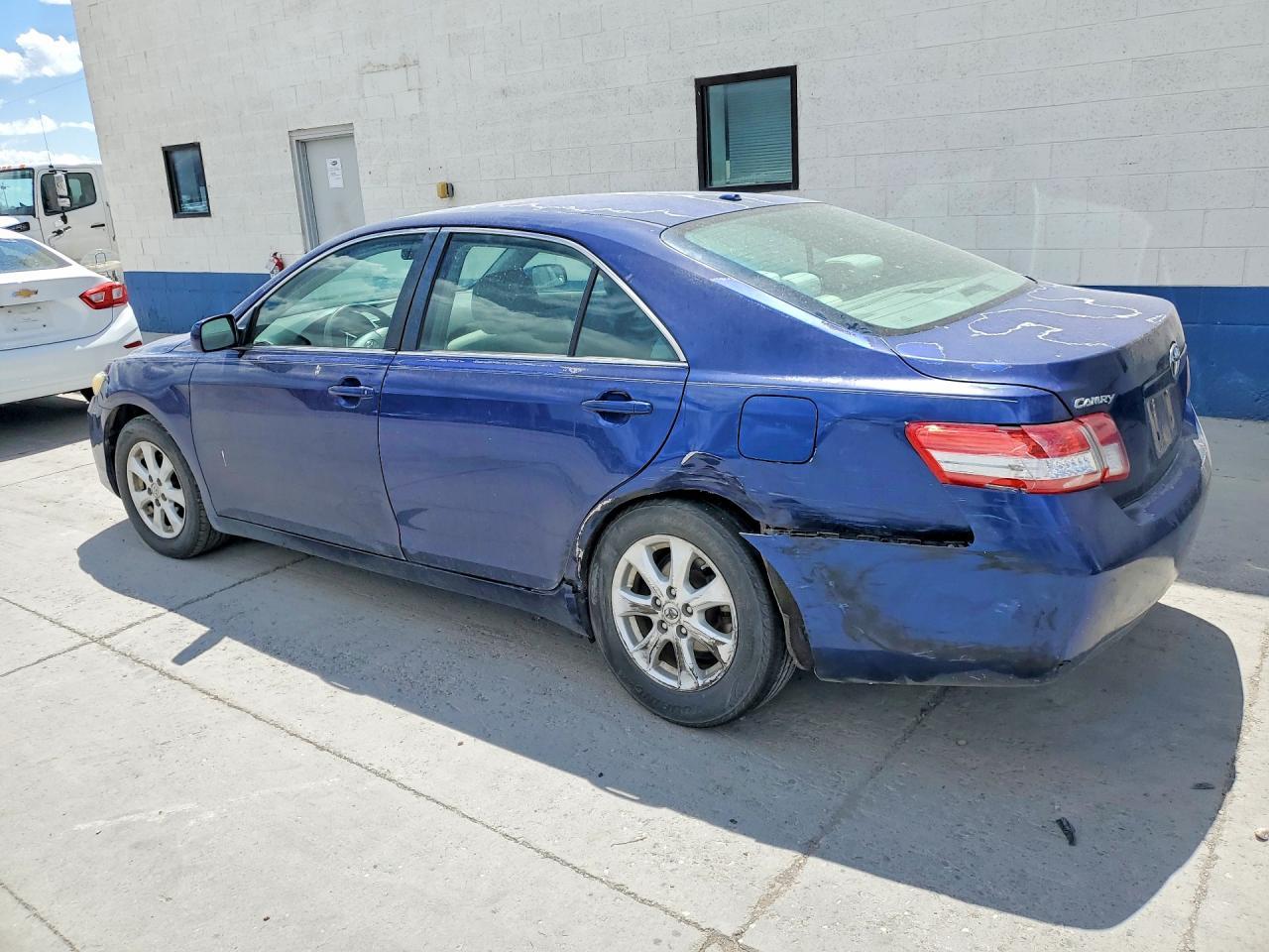2011 Toyota Camry Le - Фото 2