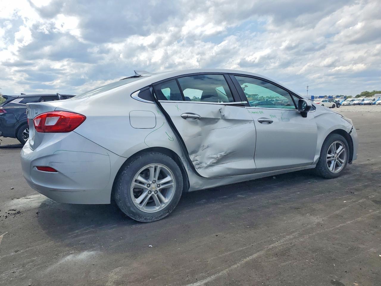 2017 Chevrolet Cruze Lt - Image 3