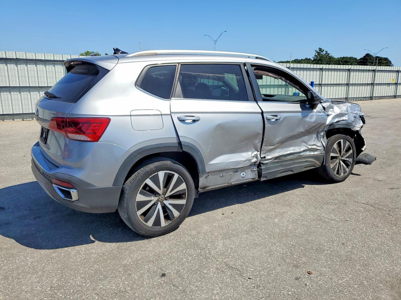 2022 Volkswagen Taos Se - Фото 3