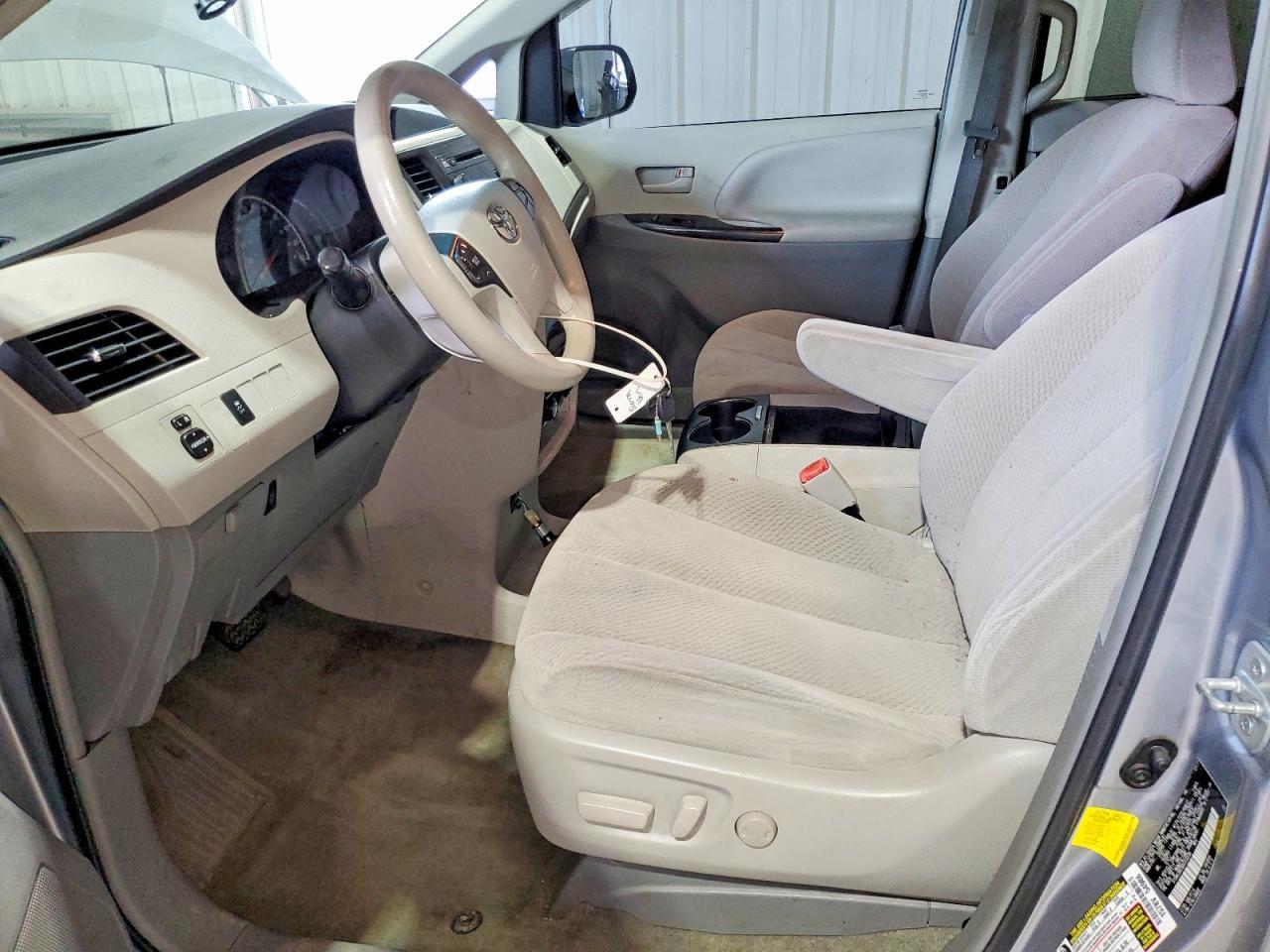 2013 Toyota Sienna Le - Image 7