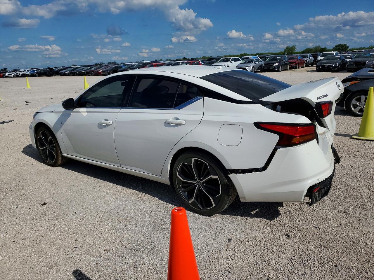 2024 Nissan Altima Sr - Image 2