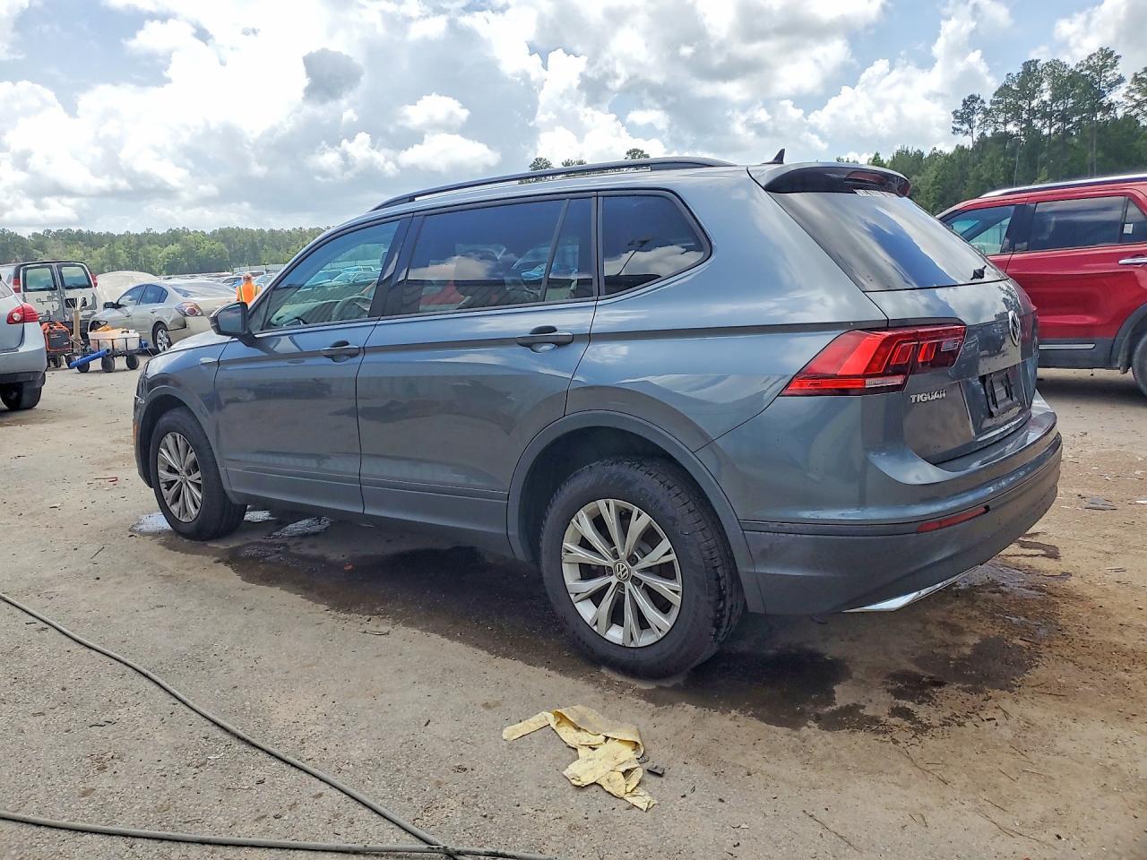 2020 Volkswagen Tiguan S - Фото 2